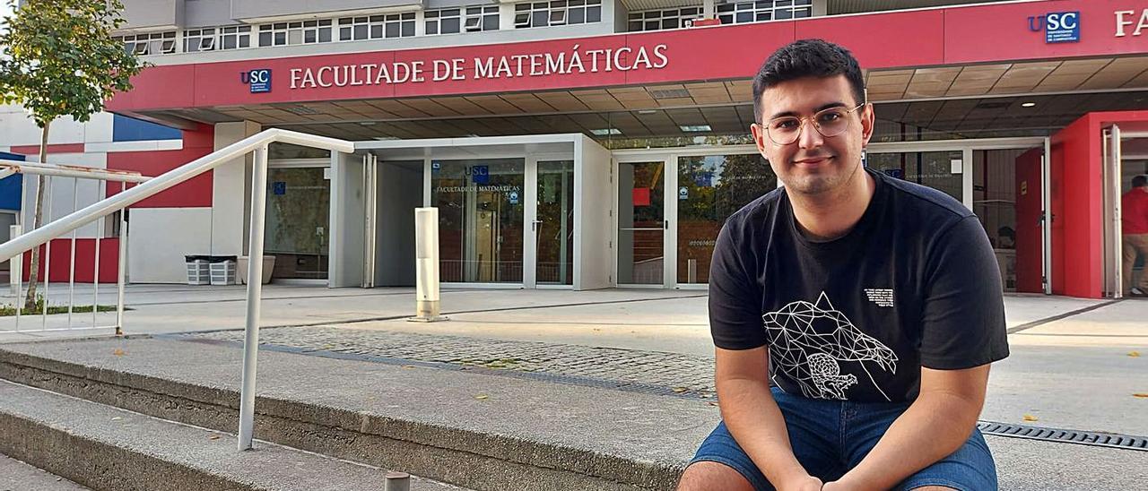 Ibai Otero, ayer delante de la facultad en la que estudia el doble grado de Matemáticas y Física.