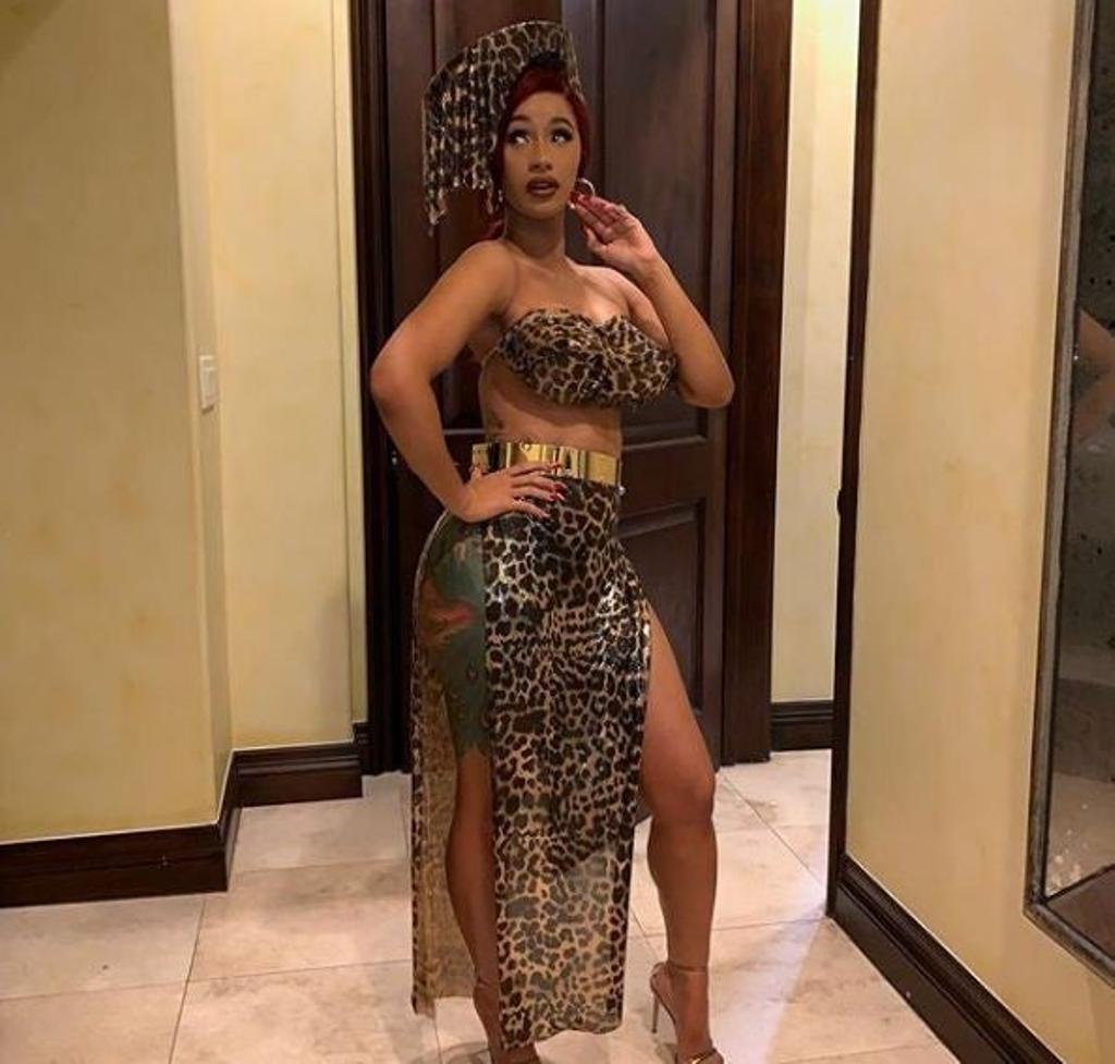 Cardi B posa con total look de leopardo