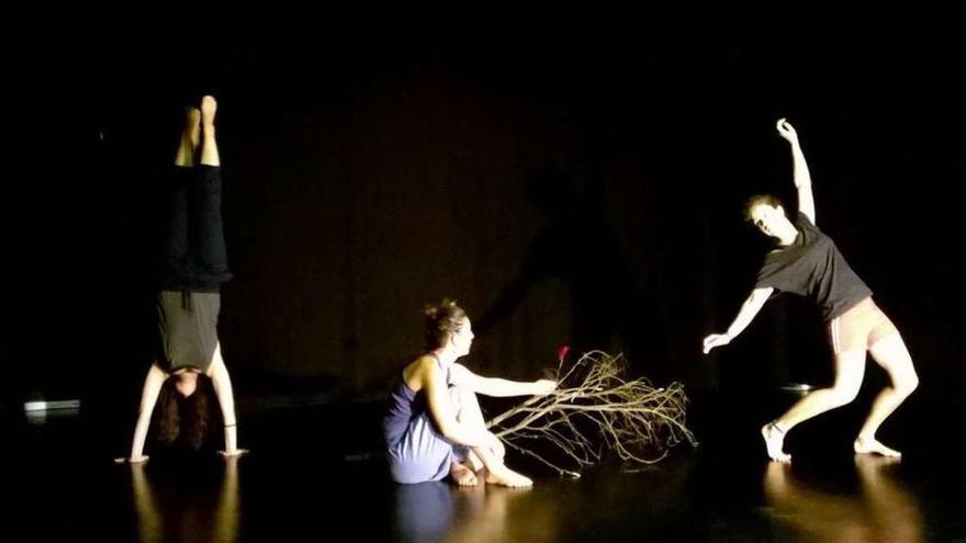 Noelia, Celina y Pía, durante un ensayo de la obra ayer en la ESAD.