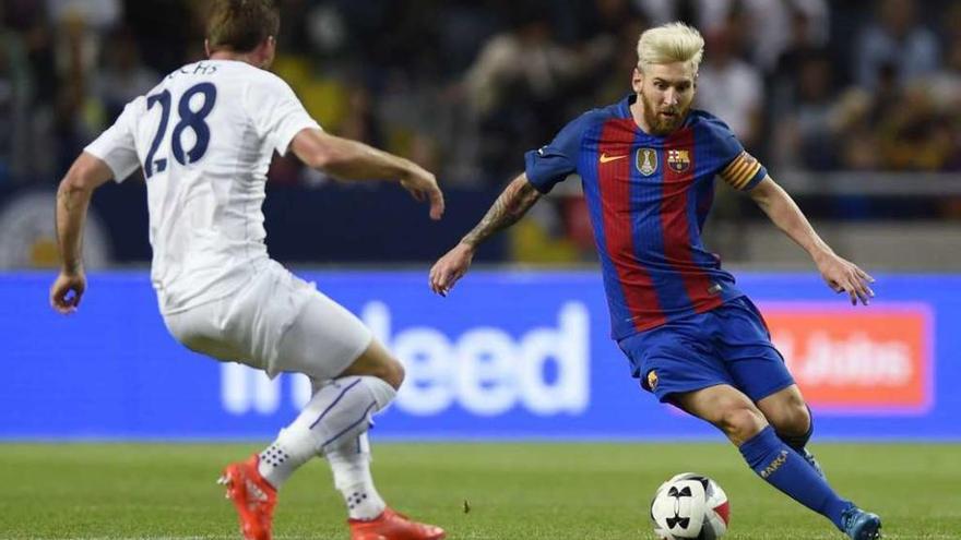 Messi conduce el balón ante un jugador del Leicester City, ayer, en Suecia. // Adam Holt