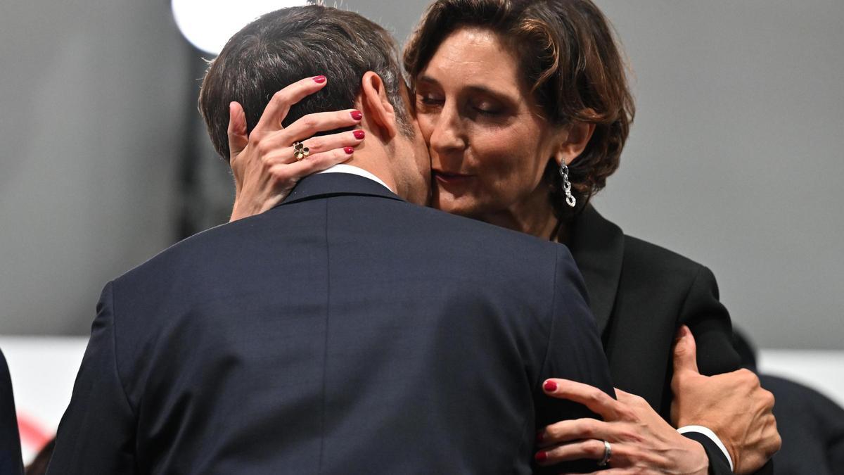 La ministra de Deportes besa a Macron.