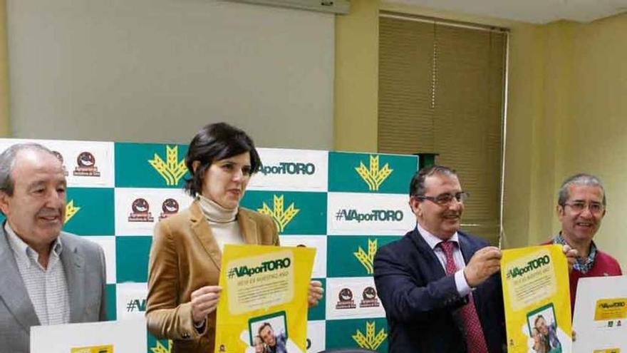 Responsables hosteleros y de Caja Rural, en la presentación.