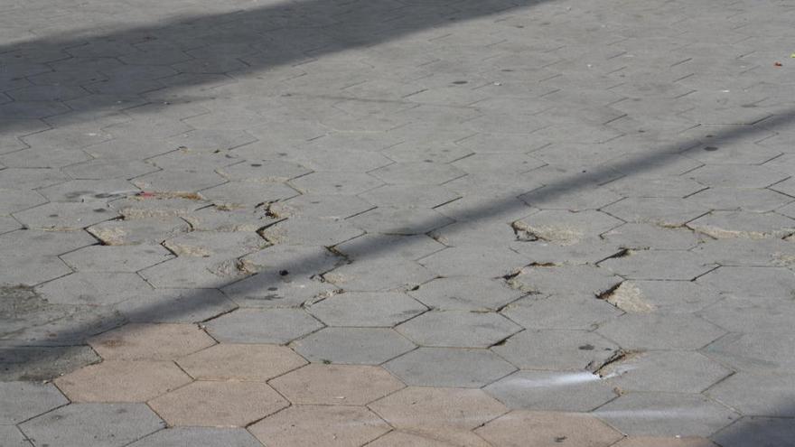 El mal estat del terra a plaça Catalunya de Figueres provoca accidents