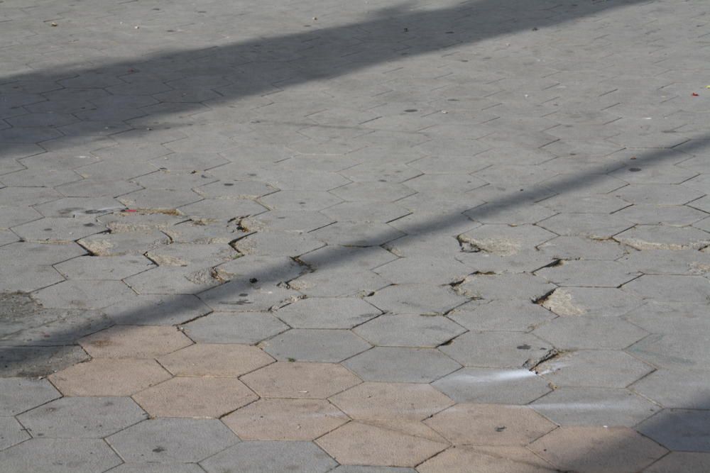 El mal estat del paviment a plaça Catalunya