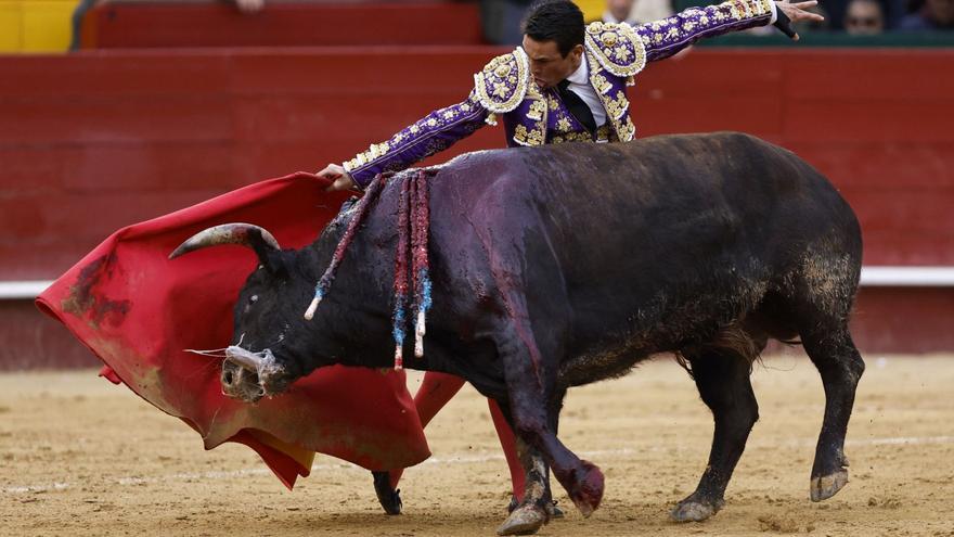 José María Manzanares durante su primer toro en la Plaza de Toros de València.