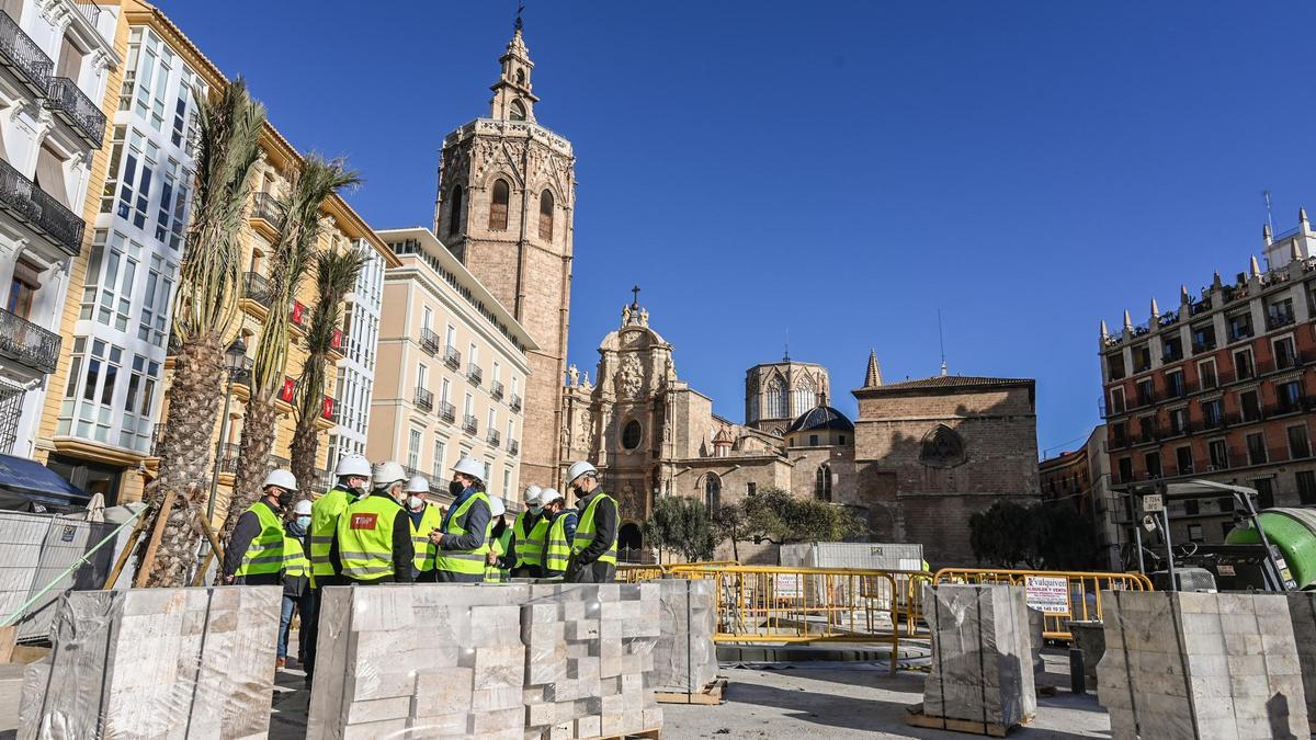 Las nuevas baldosas de piedra llegan a la plaza de la Reina