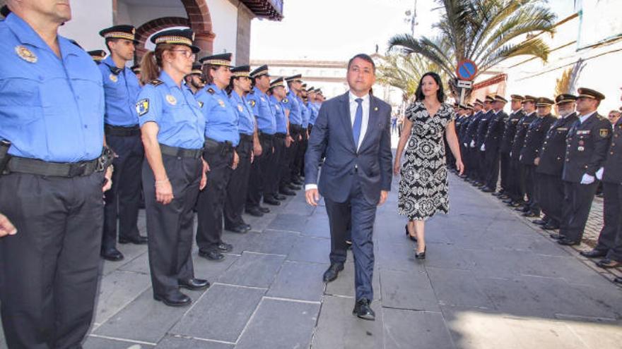 El alcalde de Santa Cruz y la concejal de Seguridad realizan el pase de revista policial durante la celebración de los actos en honor a la patrona de la Policía Local.