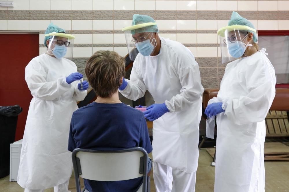 Extracció de mostres PCR a l'escola Bell-lloc de Girona