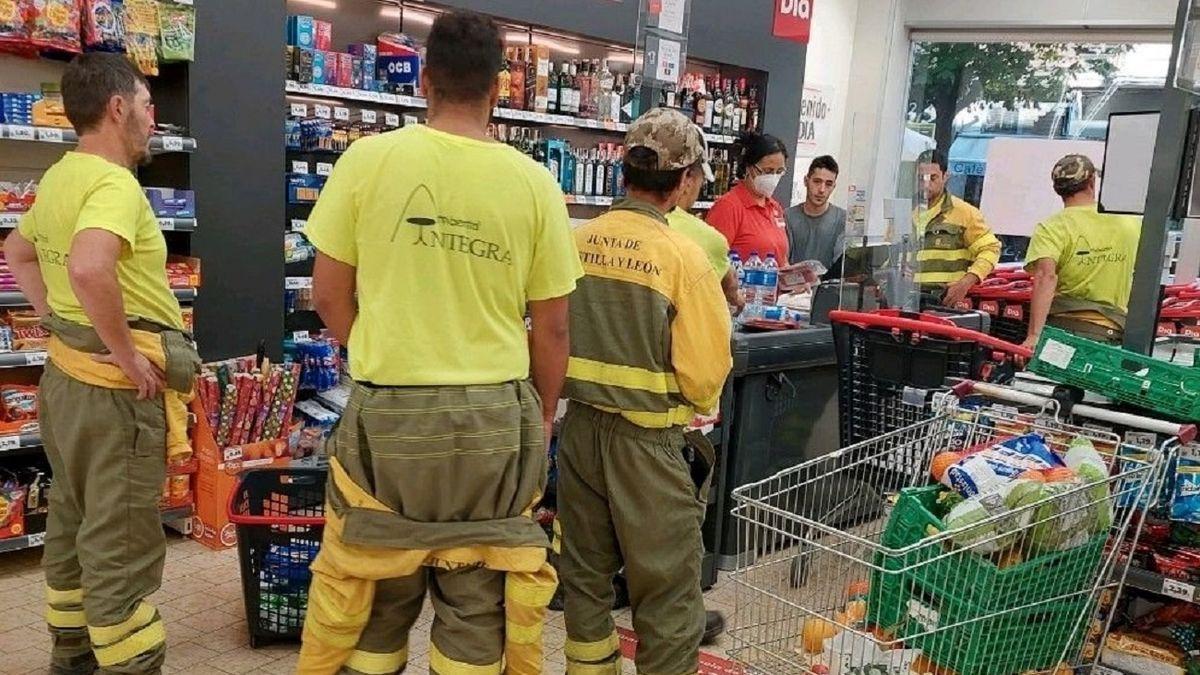 Una cajera de Zamora le paga la compra a los Bomberos forestales por los incendios.