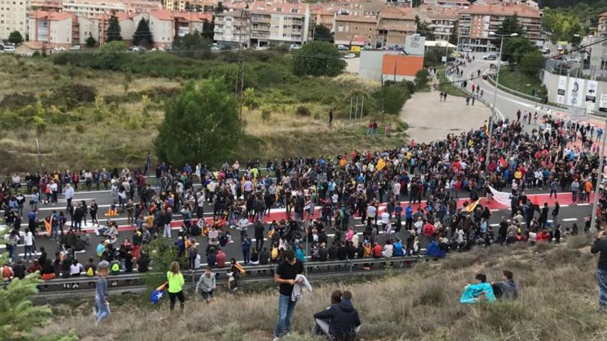 Manifestants que van tallar la C-16 a Berga durant la vaga del 3 d&#039;octubre.