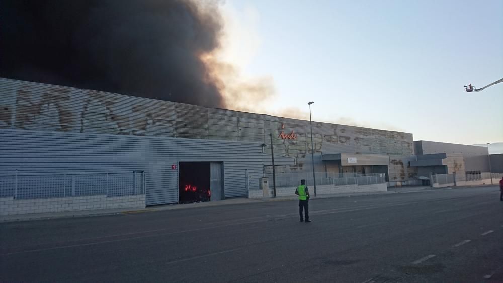 Un incendio devora una fábrica de plásticos en Olleria