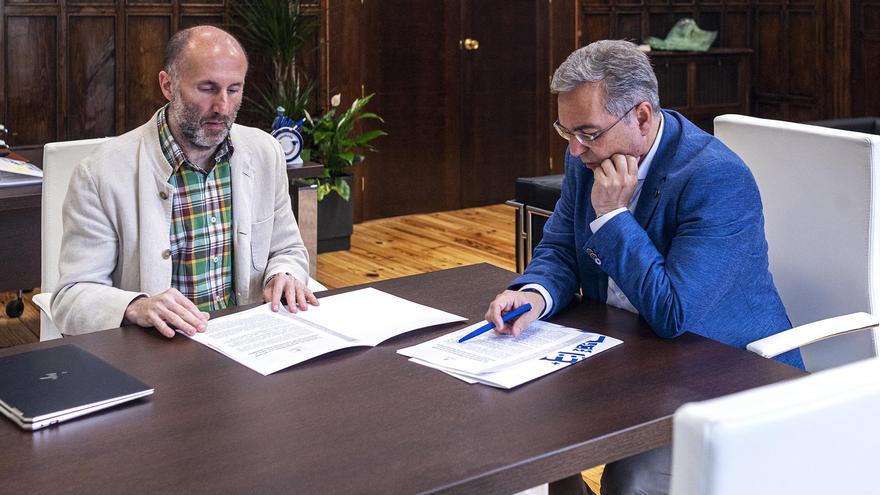 Reunión de Jácome con Luis Menor el pasado mes de abril en la Diputación provincial.