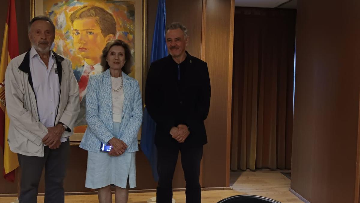 Por la izquierda, Andrés Menéndez, presidente adjunto del Centro Asturiano de Madrid; María Rosa Benito Lozano, coordinadora del Distrito Centro del Ayuntamiento de Madrid, y Valentín Martínez-Otero, presidente del Centro, durante el acto de conmemoración de los 144 años de la institución.