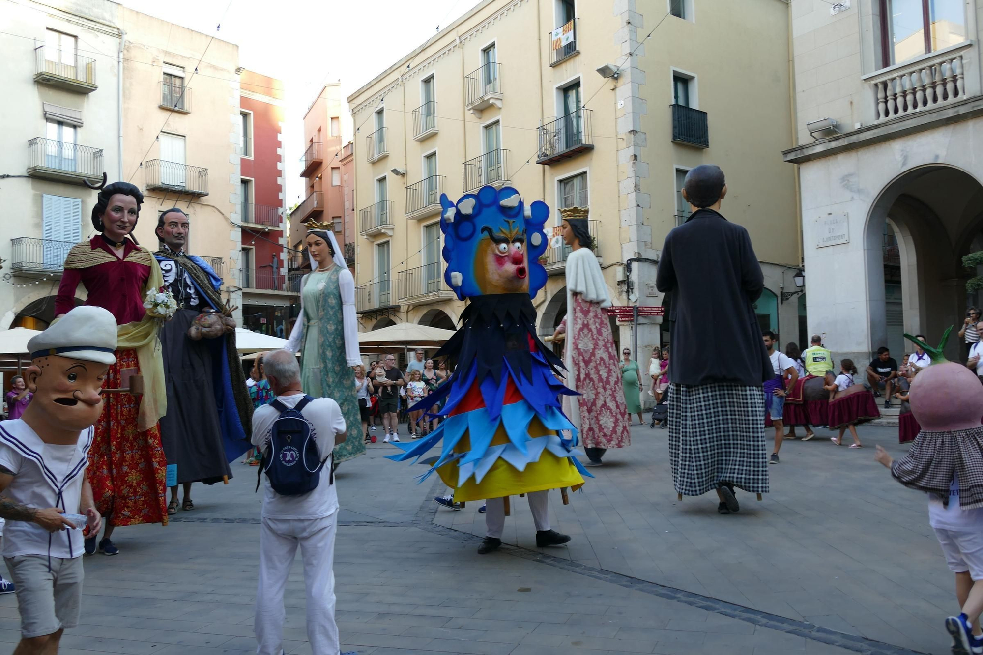 Els gegants de Figueres animen les Festes de Sant Pere amb el ball del seguici i una exposició