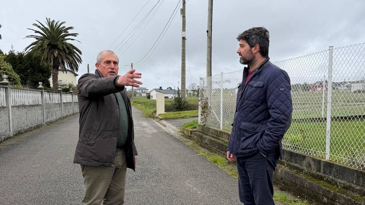 El concejal de Obras, Carlos Fernández, y el alcalde, Óscar Pérez, durante una visita a la red de caminos municipales.