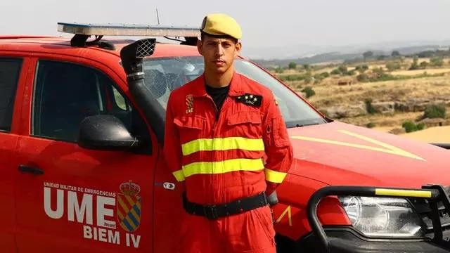 Fernando Sanz, capitán de la UME en el operativo de las Cinco Villas: «El trabajo es muy intenso por la altura de llamas y el viento»