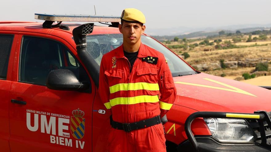 Fernando Sanz, capitán de la UME en el operativo de las Cinco Villas: «El trabajo es muy intenso por la altura de llamas y el viento»