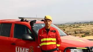 Fernando Sanz, capitán de la UME en el operativo del incendio de las Cinco Villas: "El trabajo es muy intenso por la altura de llamas y el viento"