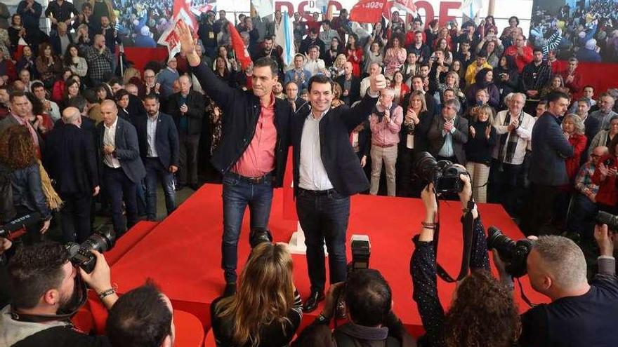 Pedro Sánchez, a la izquierda, y Gonzalo Caballero saludan ayer a sus compañeros de partido en un acto en Santiago. // Xoán Álvarez