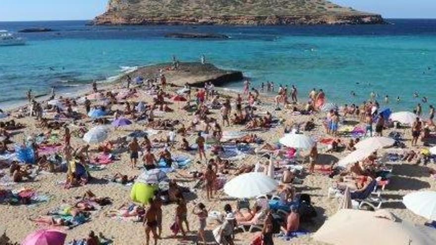 La playa de Comte repleta de bañistas, en una imagen de archivo.