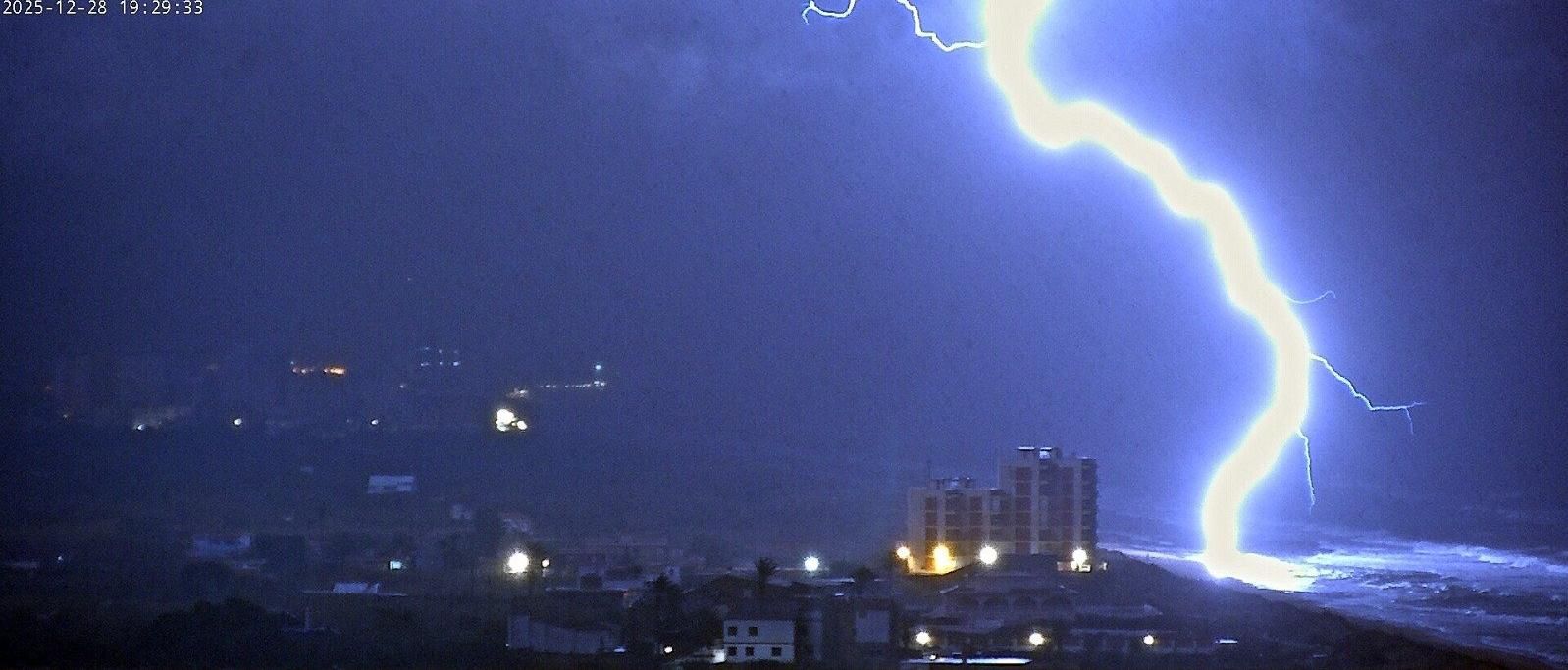 Un rayo descargando captado por una cámara de Avamet en Cullera, este domingo.