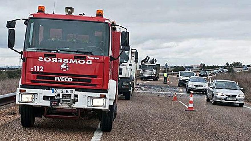 Bomberos de Benavente interviniendo en un accidente de tráfico en la autovía A-66.