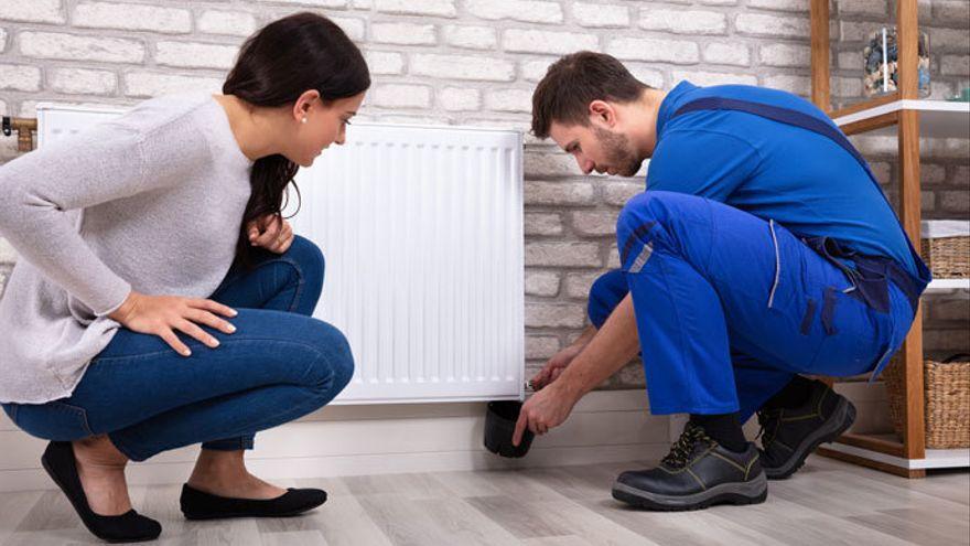 El truco para purgar los radiadores que te ayudará a evitar humedades y reducir la factura de la calefacción