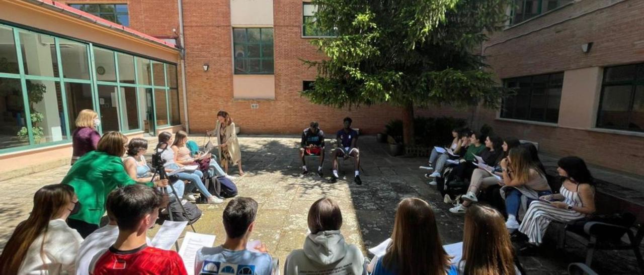 Alumnos del IES María de Molina escuchan atentamente los relatos de Pierre Waly Sene y Souleymane Pinda Traoré, jugadores del CB Zamora.