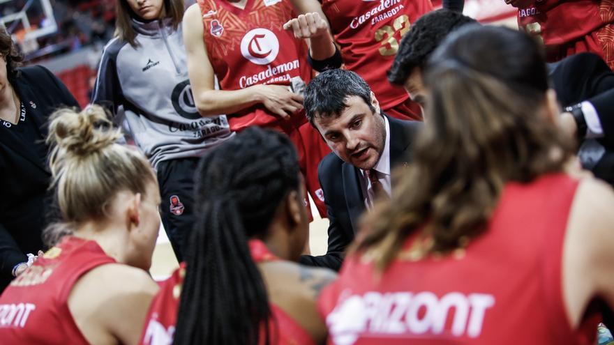 Carlos Cantero da instrucciones durante un tiempo muerto