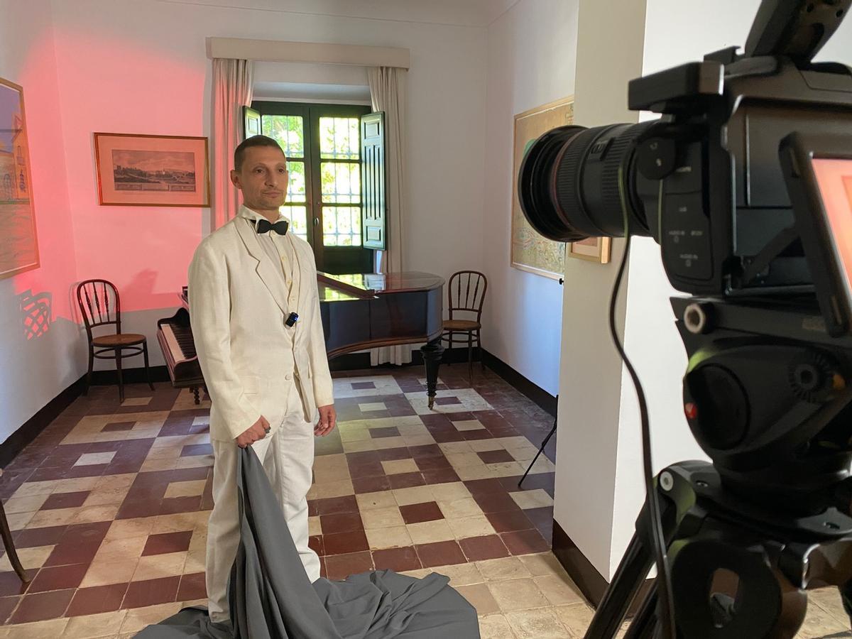 Miguel Ángel Serrano actúa en la casa lorquiana de Huerta de San Vicente.