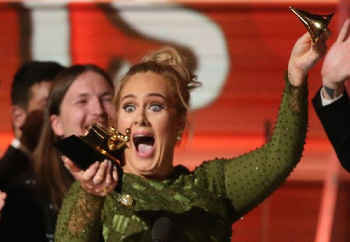 Premios Grammy, Adele parte en dos su Grammy