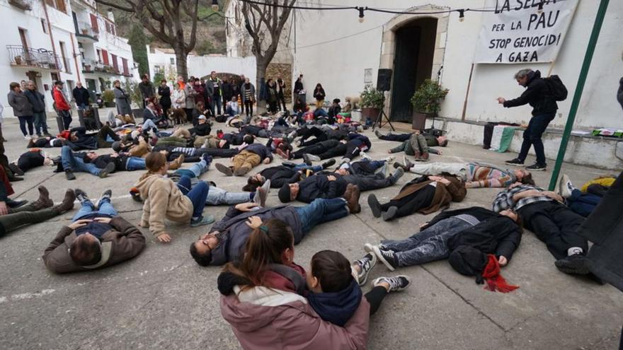 Veïns de Selva  estirats a terra homenatgen les víctimes. | EMPORDÀ