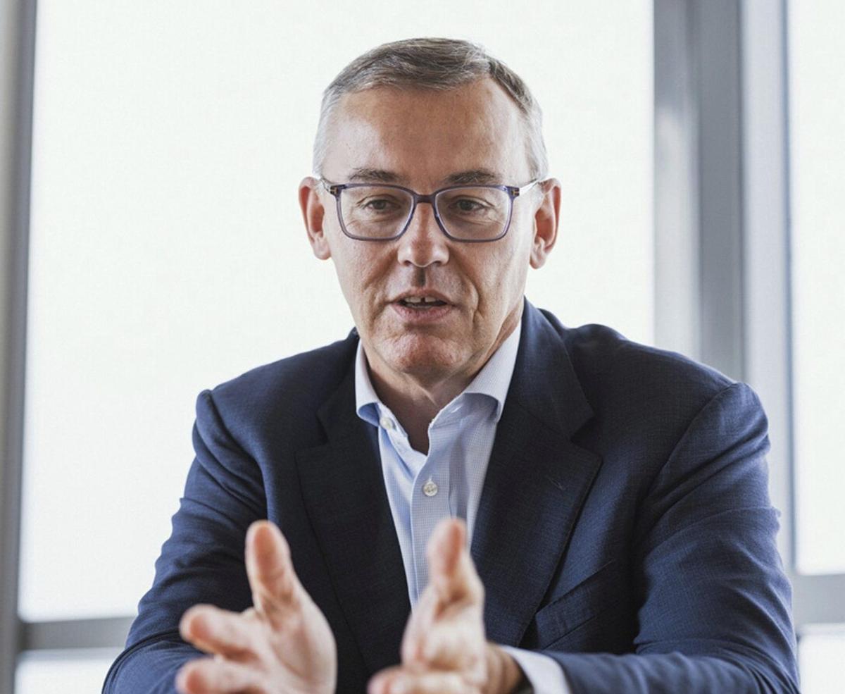 Alain Favey, CEO de Peugeot: "Perquè el cotxe elèctric funcioni cal fer-lo assequible"