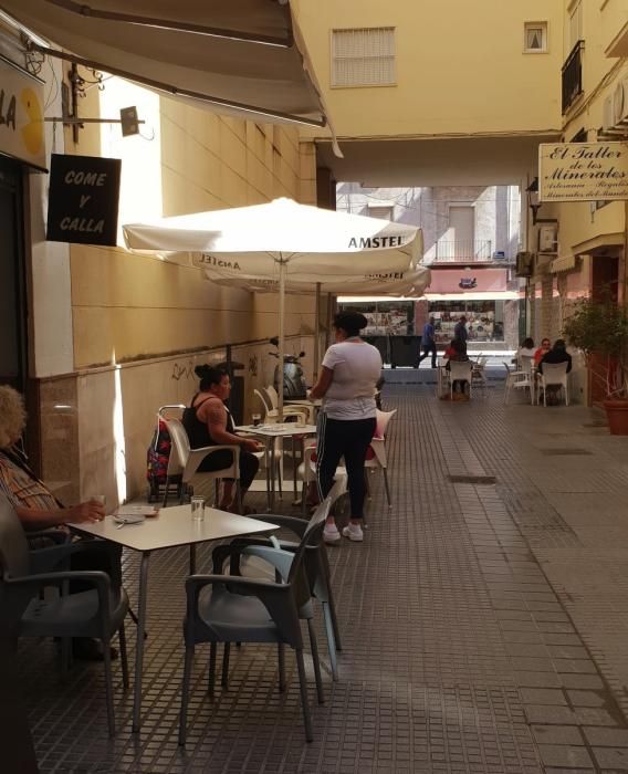 Cafeterías y bares vuelven a la actividad en la calle Martínez Maldonado y su entorno.