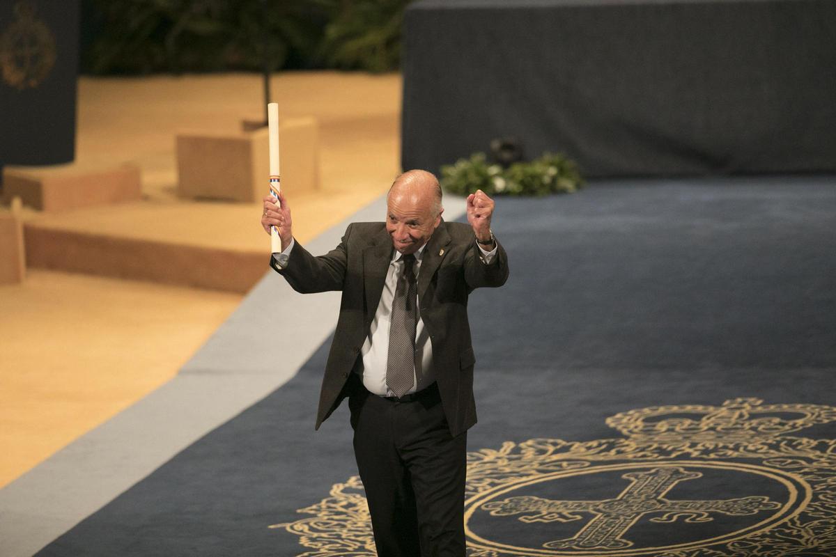 Alejandro Portes, tras recoger el premio Princesa de Asturias en Oviedo en 2021.