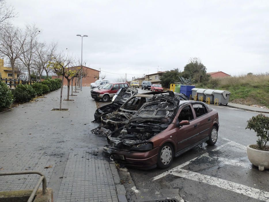 Cremen tres cotxes al barri de Sant Joan de Figueres