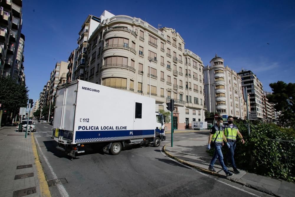 Los mayores de 70 salen a pasear en Elche