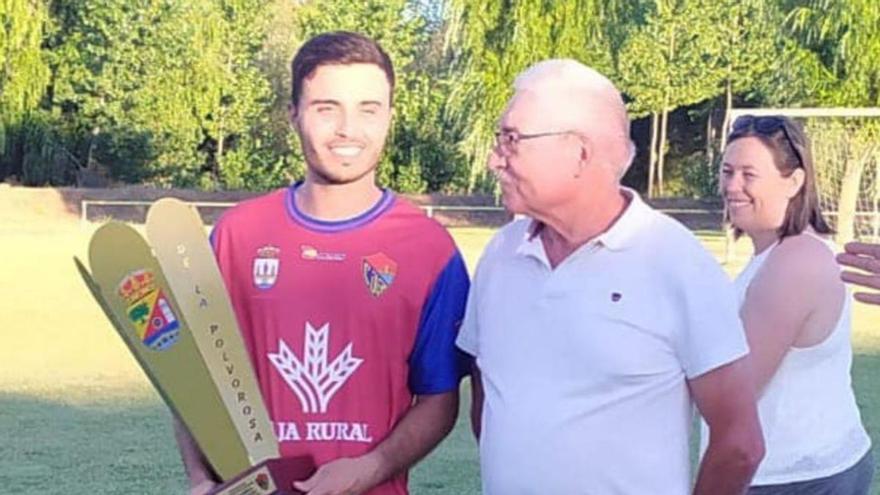 El capitán del CD Benavente, con el Trofeo Órbigo. | CDB