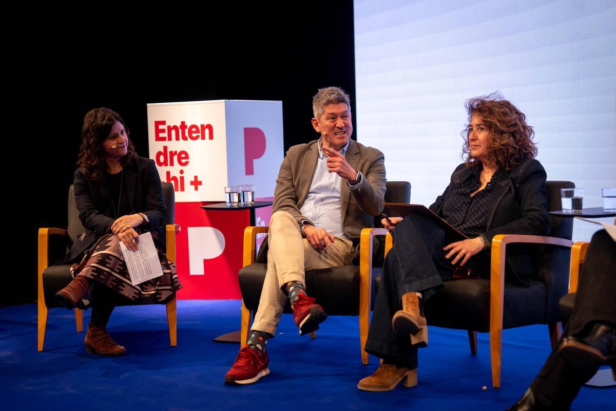 Meritxell M. Pauné, responsable de la sección de Gran Barcelona de EL PERIÓDICO; David Quirós, alcalde de L'Hospitalet de Llobregat, y Olga Morales, alcaldesa de Viladecans.