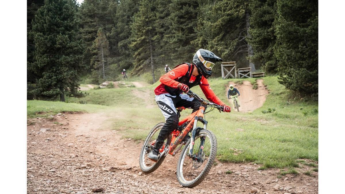Un aficionat al ciclisme de descens a la Molina