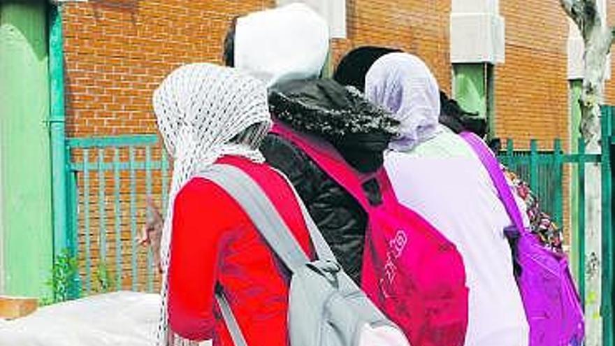 Cuatro alumnas del instituto de Pozuelo de Alarcón, cubiertas con velo.