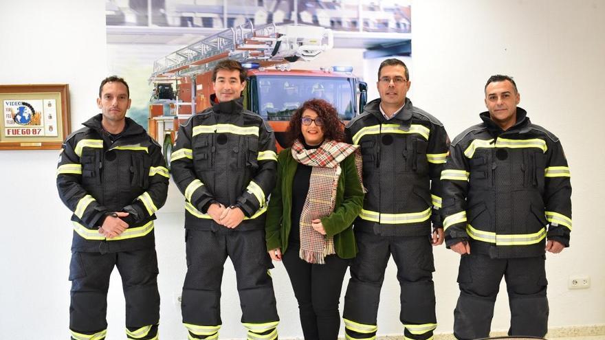 Nuevos trajes para los bomberos de la Diputación de Badajoz - El Periódico  Extremadura