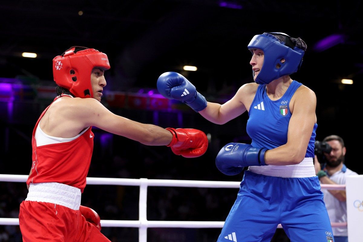 Imane Khelif y Ángela Carini en su combate en los Juegos Olímpicos de París 2024