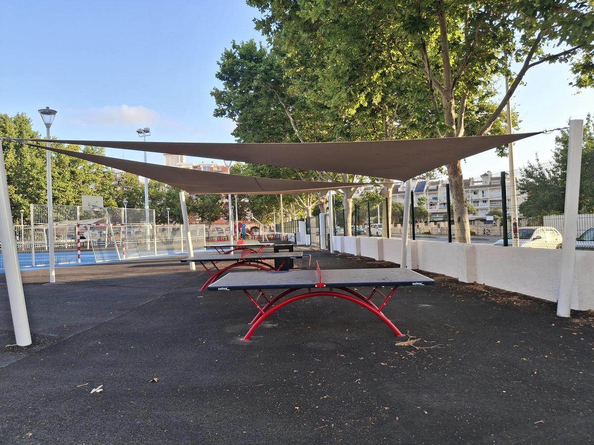 Mesas de tenis de mesa bajo los toldos