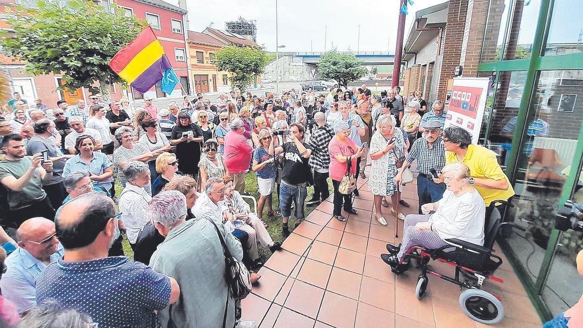 Asistentes al homenaje en Lada, con Anita Sirgo a la derecha en silla de ruedas.