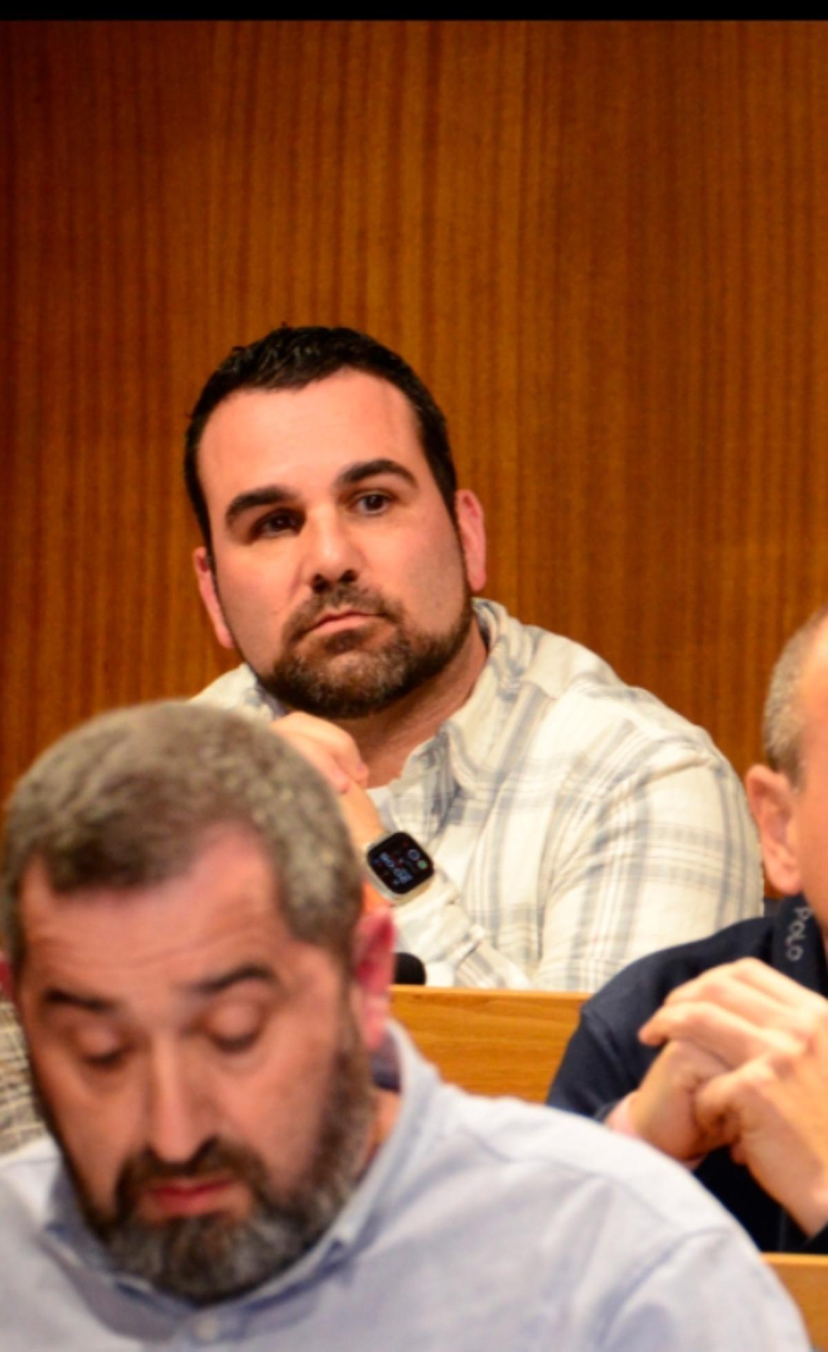 Juan Antonio Fernández, al fondo, en un pleno en Cangas.