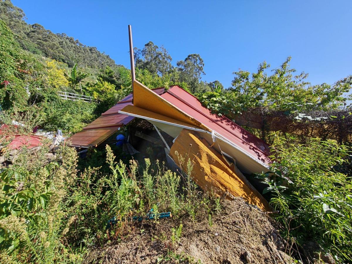 LUCAS CABALEIRO PROPIETARIO VIVIENDA MOAÑA MUESTRA RESTOS DE SU CASA AFECTADA POR DERRUMBE EN TALUD AUTOVIA DO MORRAZO