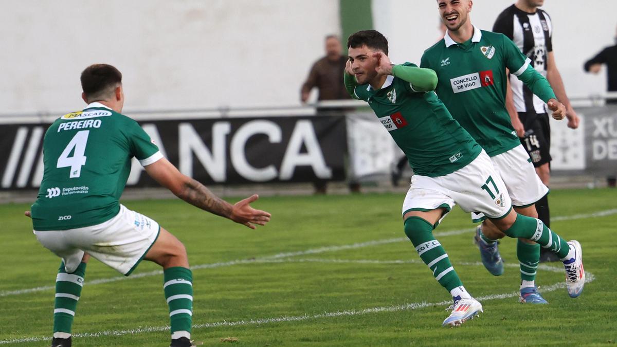Brais Penela celebra el primer gol del Coruxo.