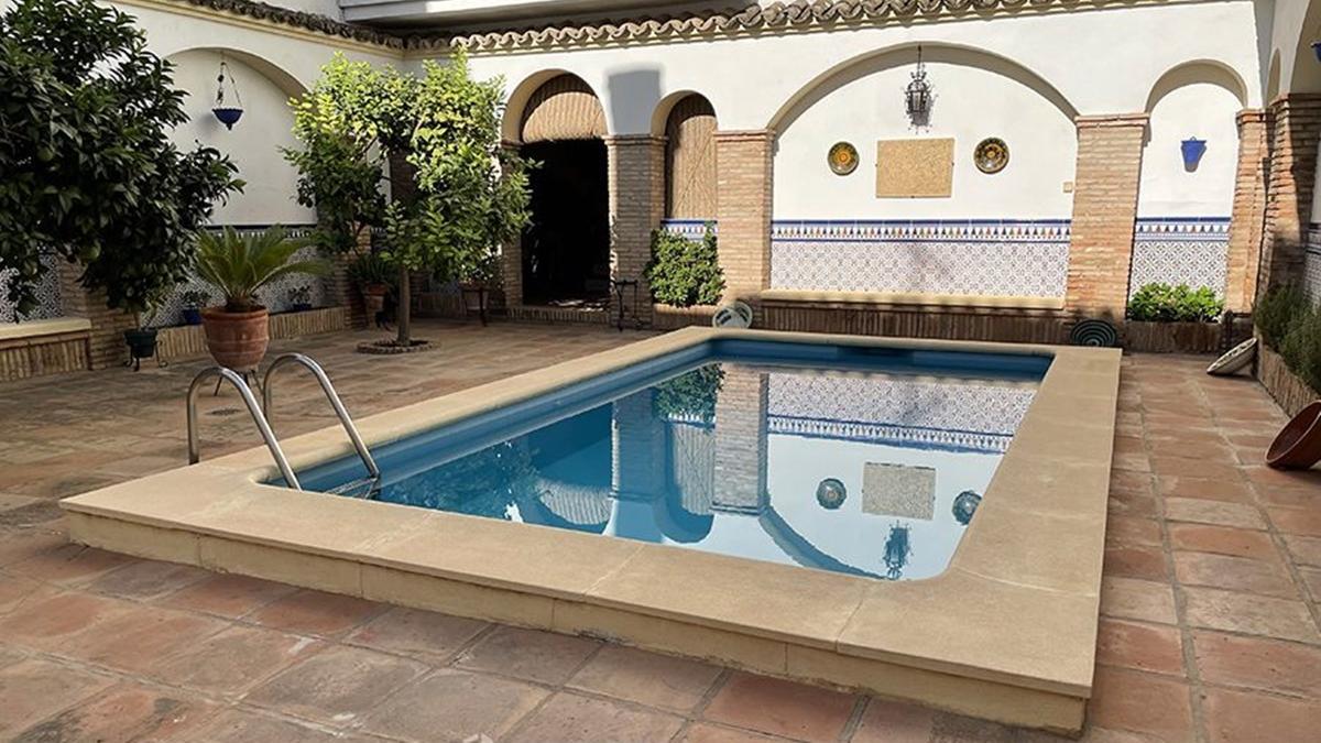 La vivienda dispone de piscina con zona de barbacoa.