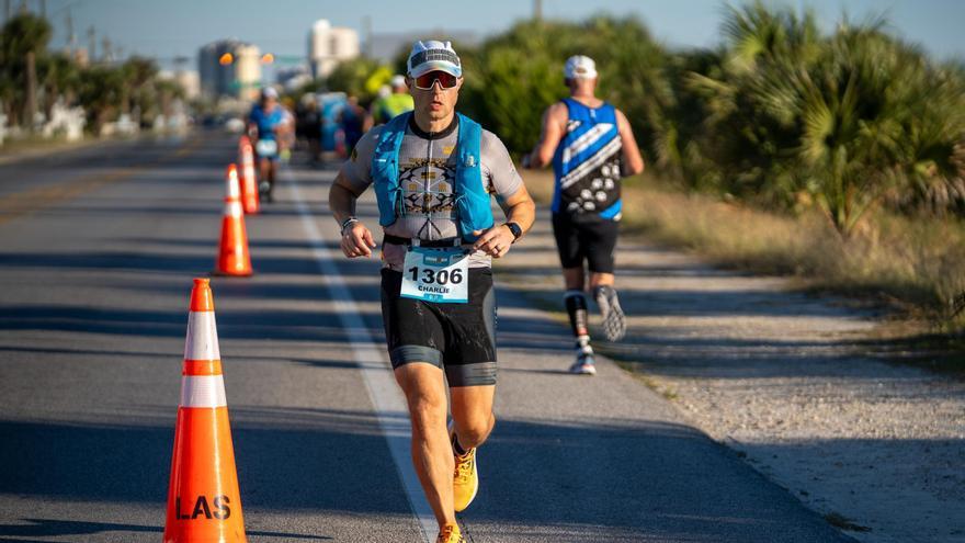 Un atleta de su grupo de edad corre el maratón del IRONMAN Florida 2025 el 1 de noviembre de 2025 en Panama City Beach, Florida.